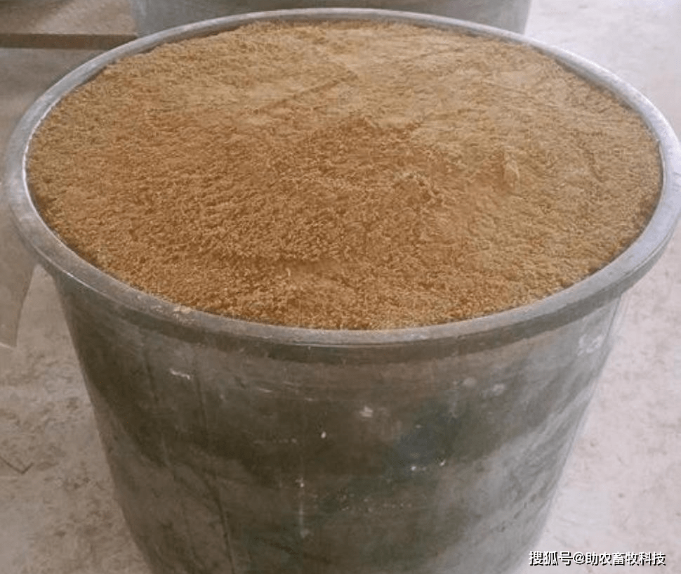 养殖场自制生物发酵饲料的简单操作方法 降低料耗与臭味氨气的有效路径